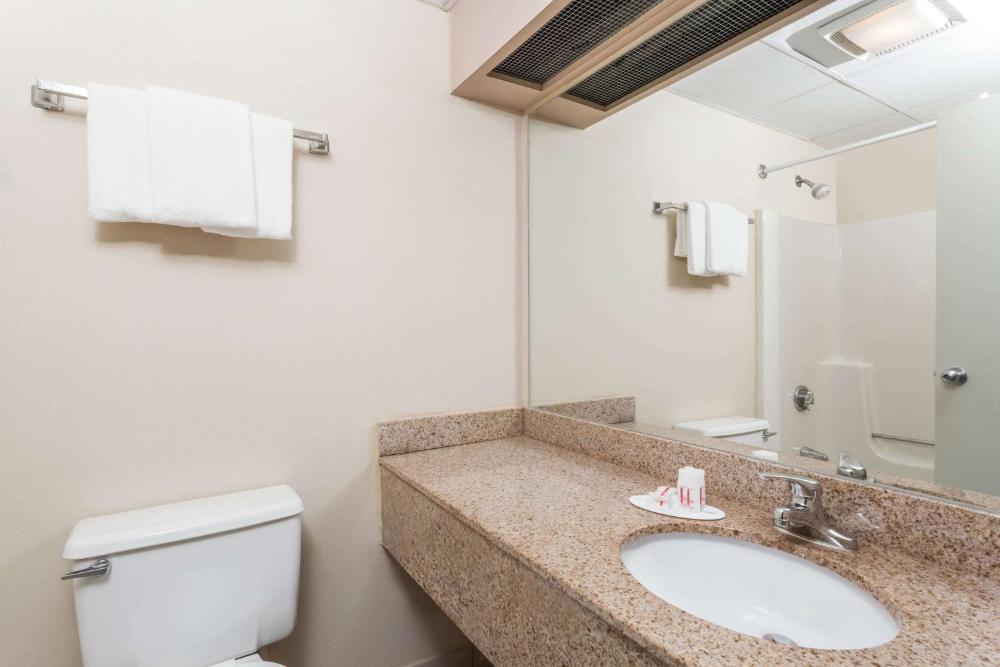 Business King Room - Non-Smoking interior